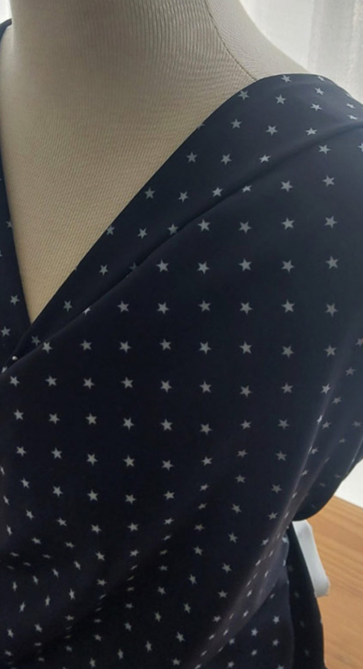 Blouse en soie noire étoiles grises