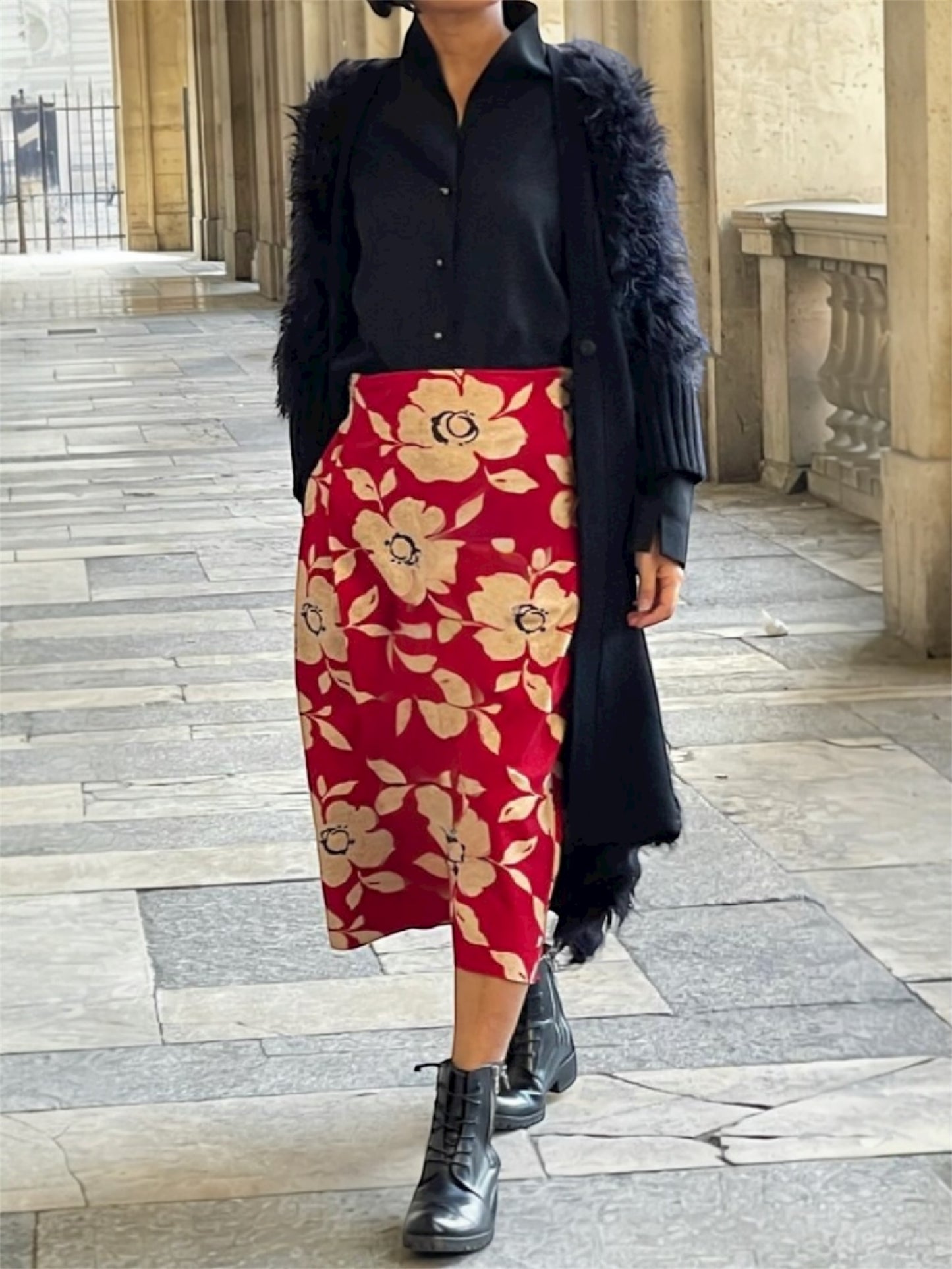 Jupe à grands motifs floraux taille dos élastiqué.