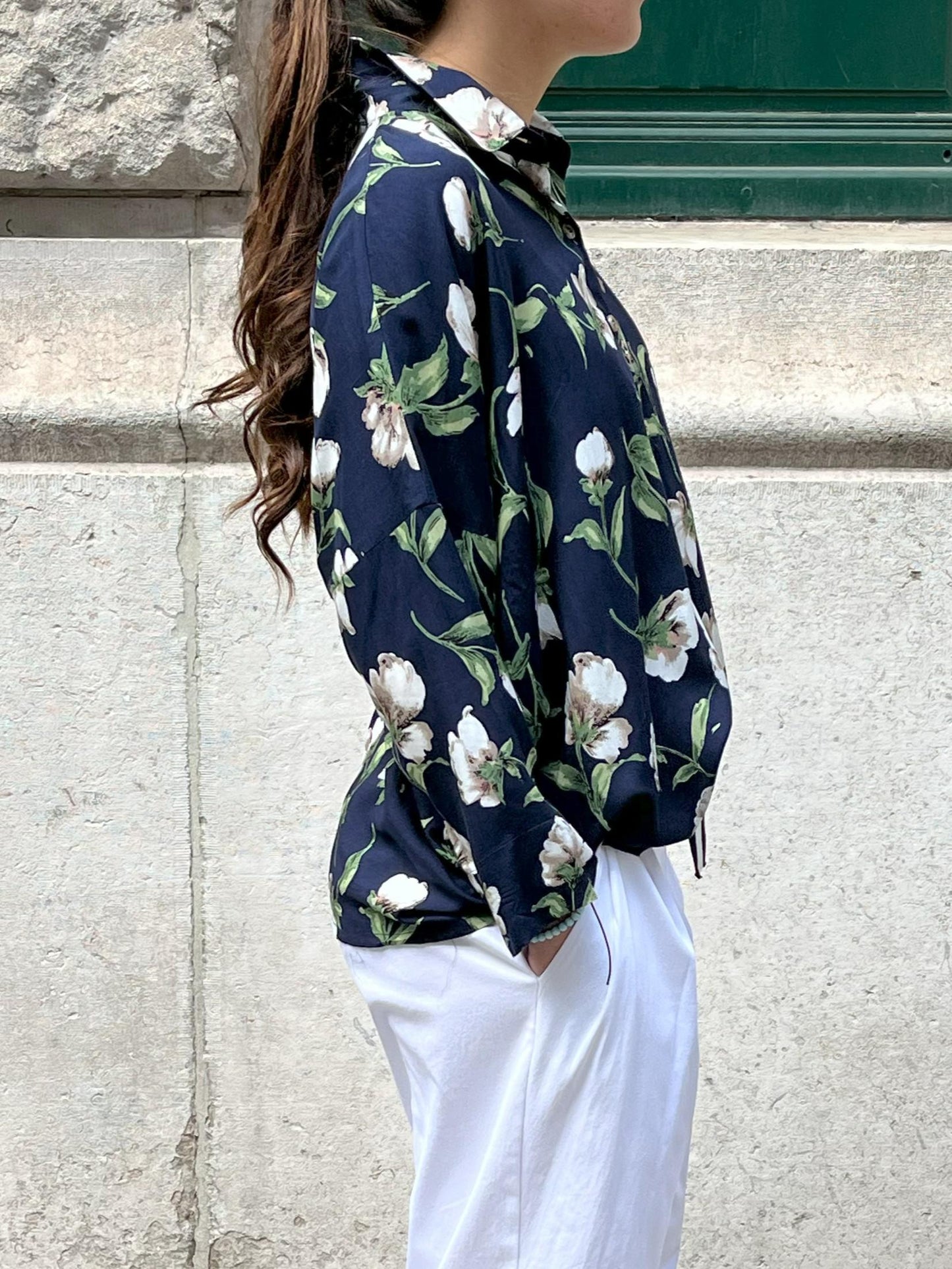 Chemise en soie fleurs blanches