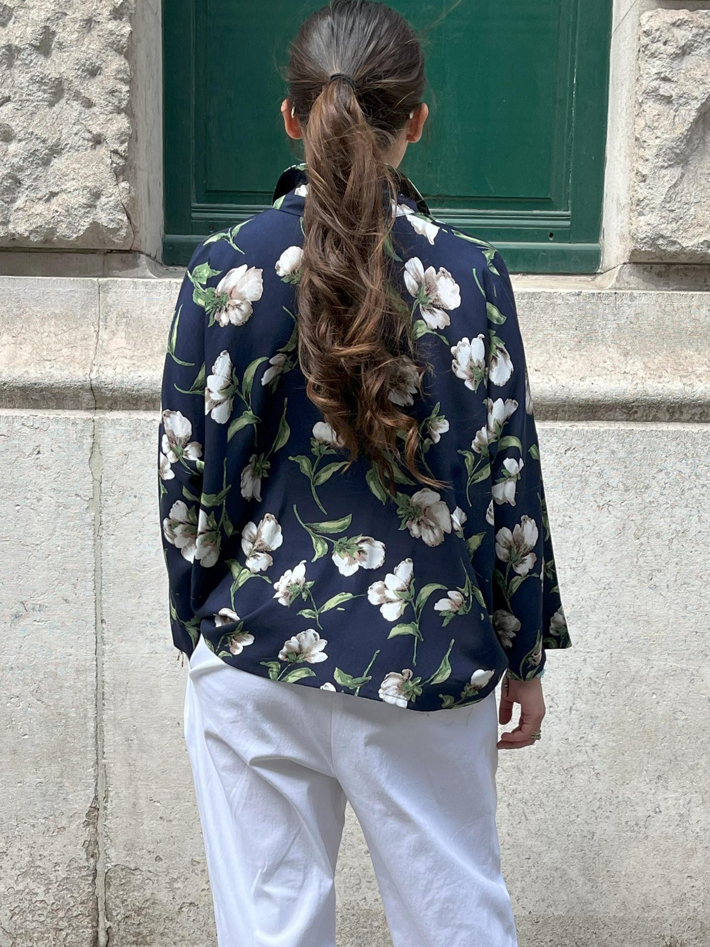 Chemise en soie fleurs blanches