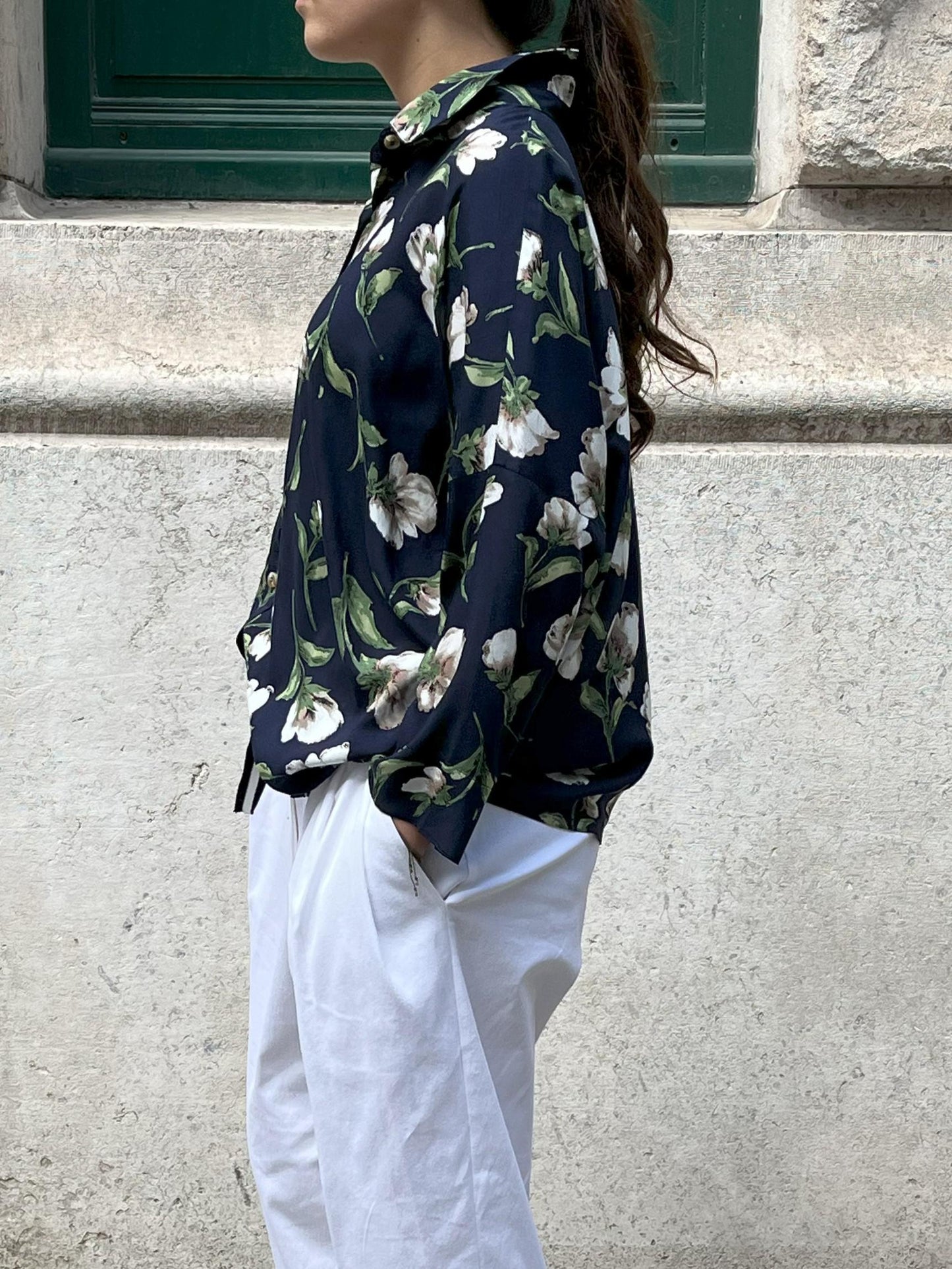 Chemise en soie fleurs blanches
