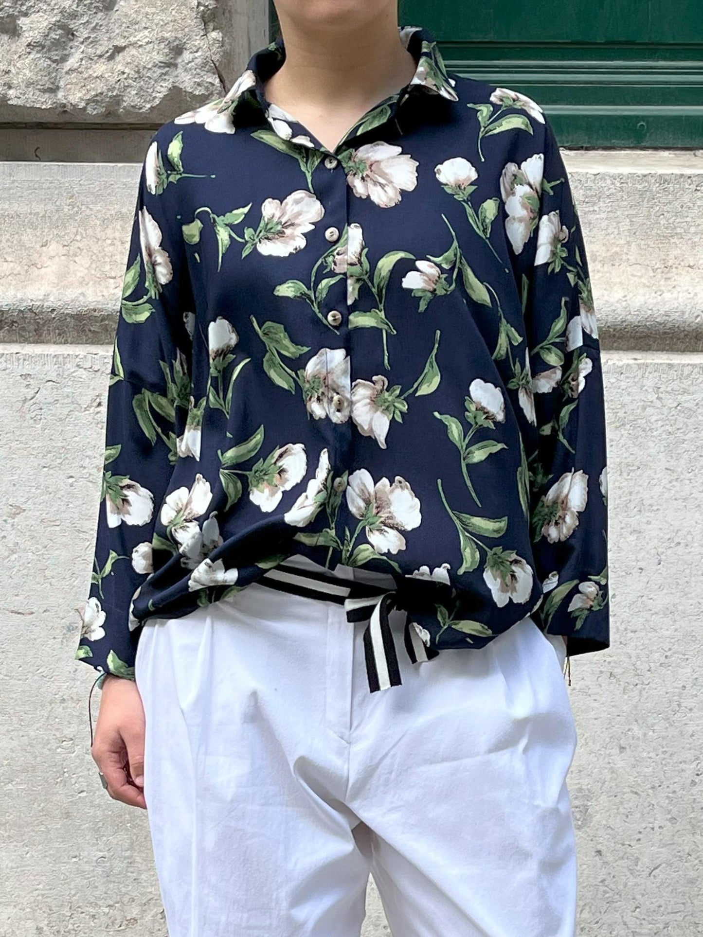Chemise en soie fleurs blanches