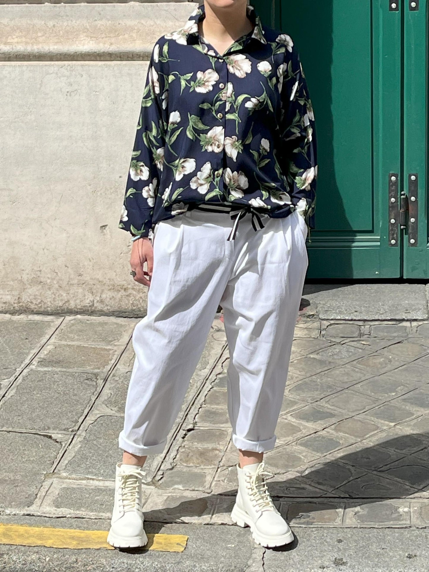 Chemise en soie fleurs blanches
