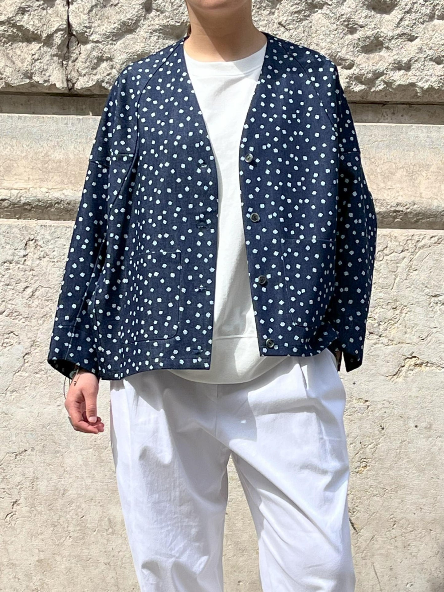 Veste bleue fleurs blanches