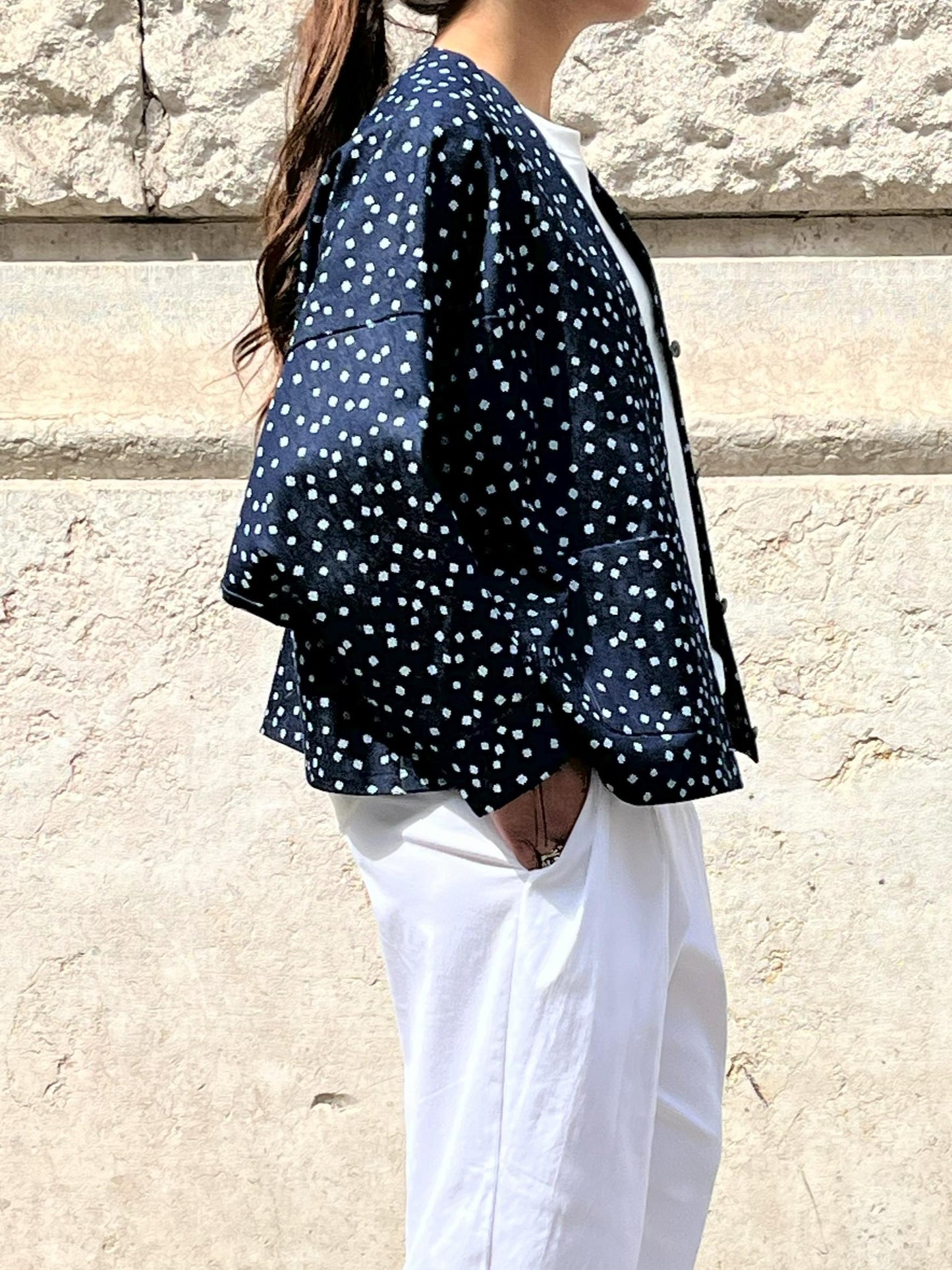 Veste bleue fleurs blanches