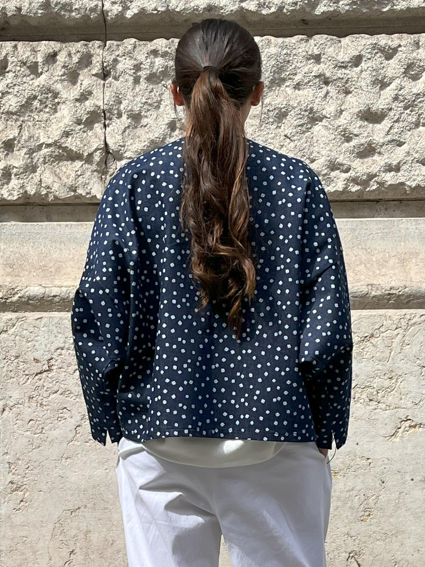 Veste bleue fleurs blanches