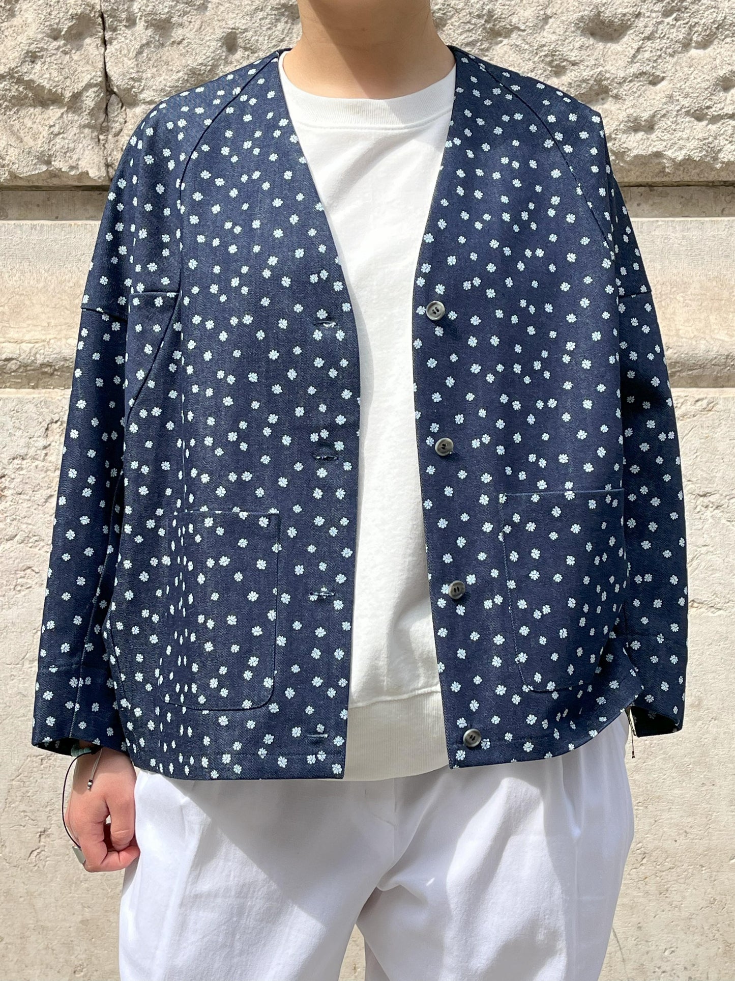 Veste bleue fleurs blanches