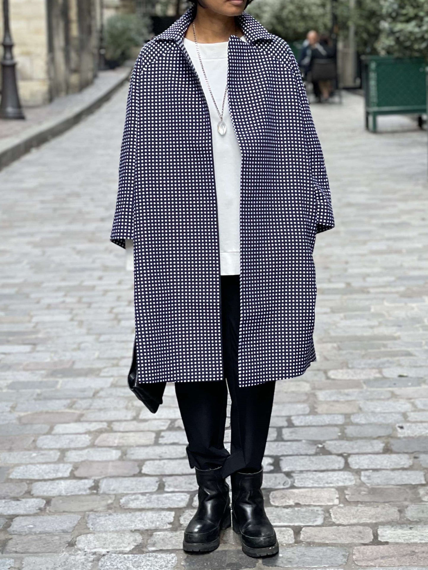 Manteau bleu points blancs