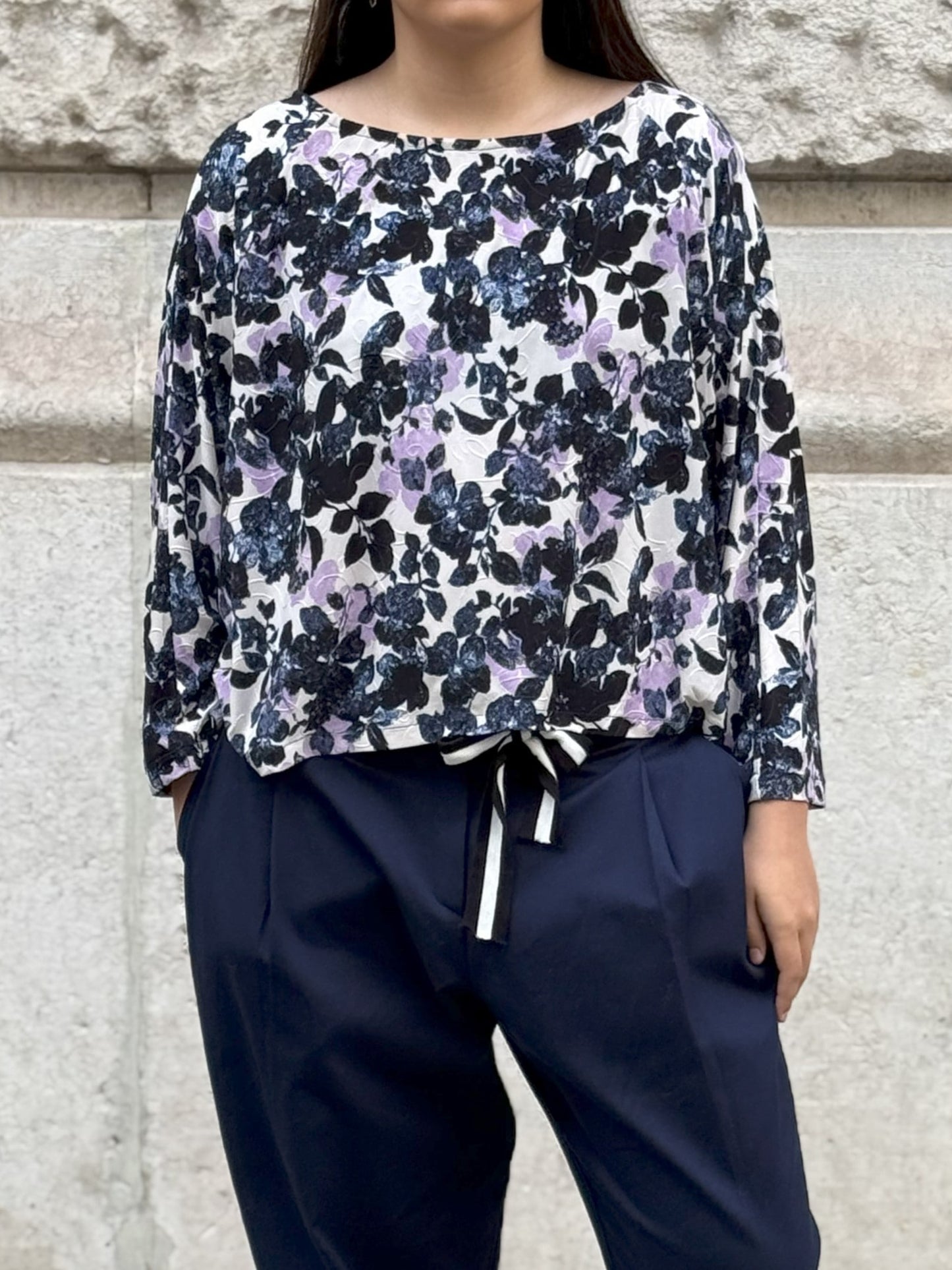 Blouse en jersey avec motif de feuilles avec des touches de violet