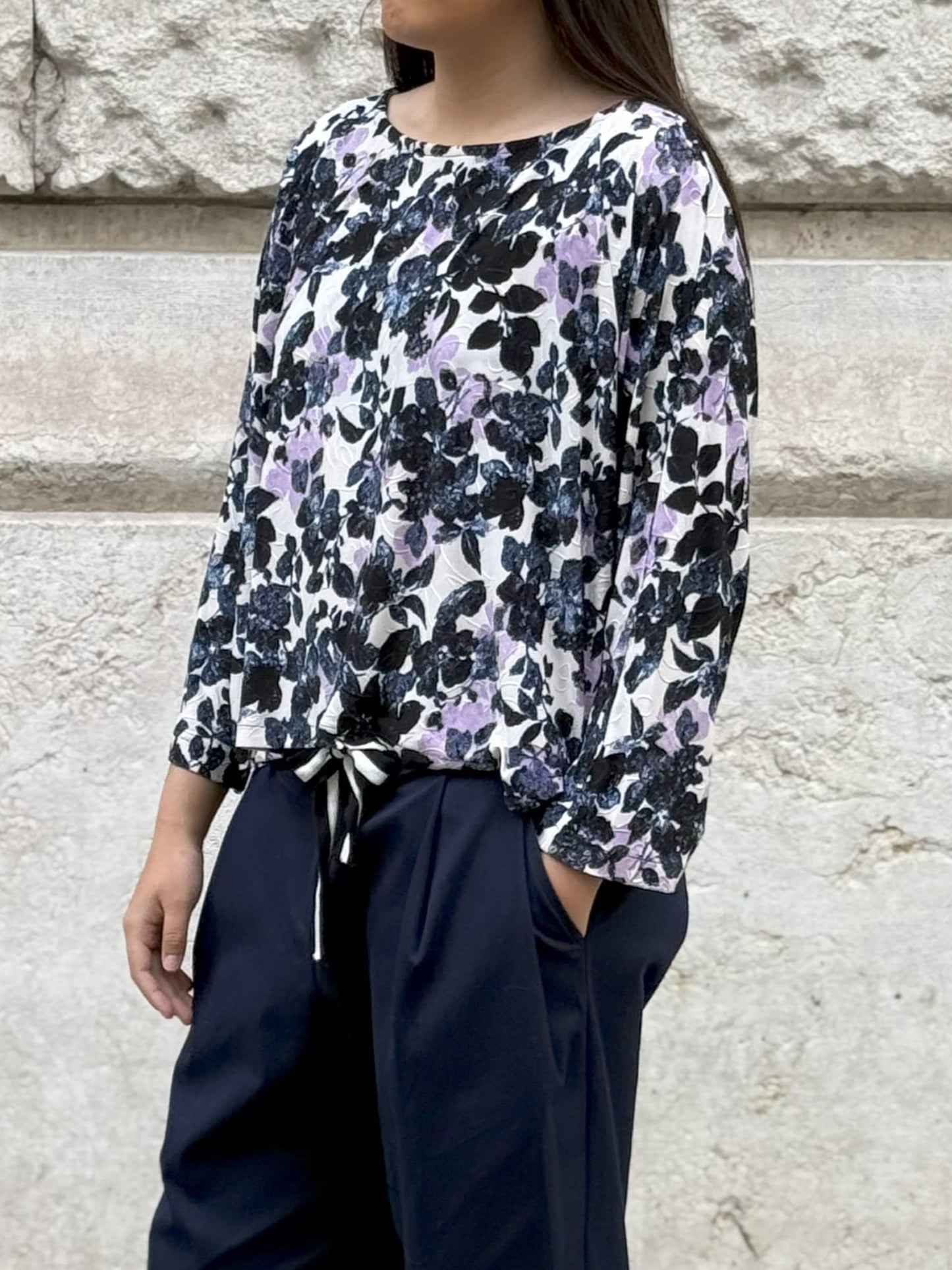 Blouse en jersey avec motif de feuilles avec des touches de violet