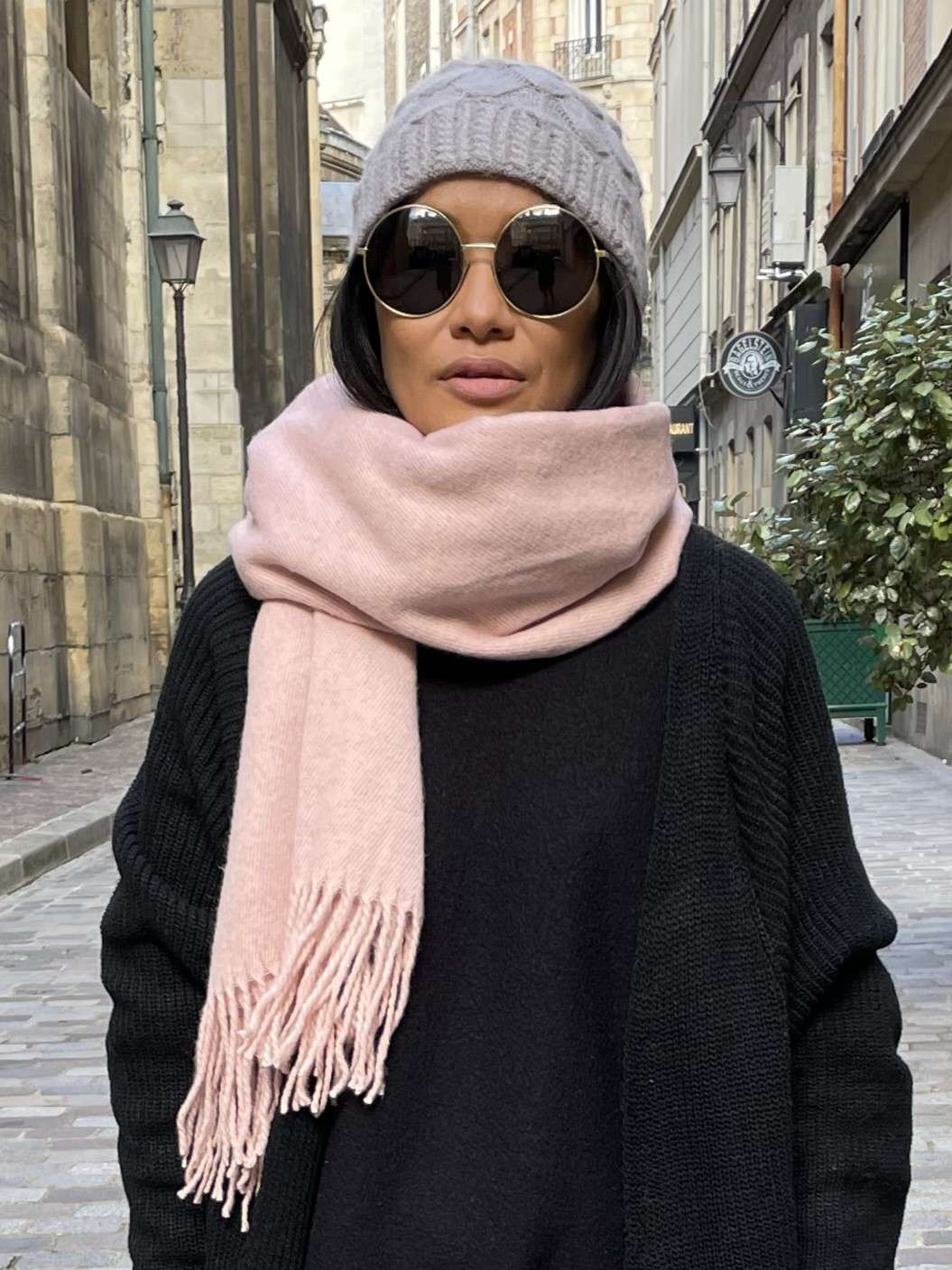 Écharpe en laine rose poudré, légère et chaude, dans une couleur douce et raffinée.