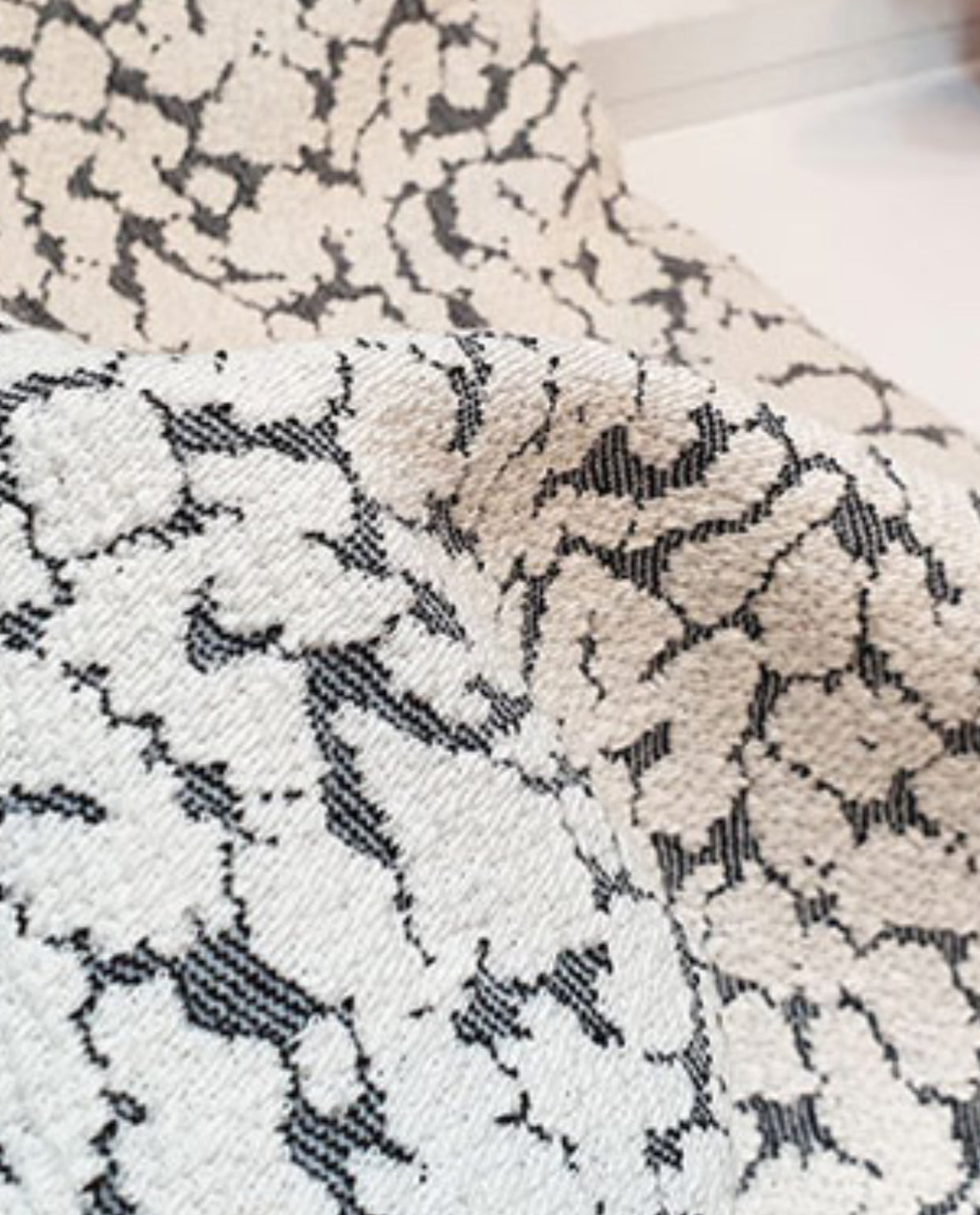 Blouse en jacquard brodé motif léopard