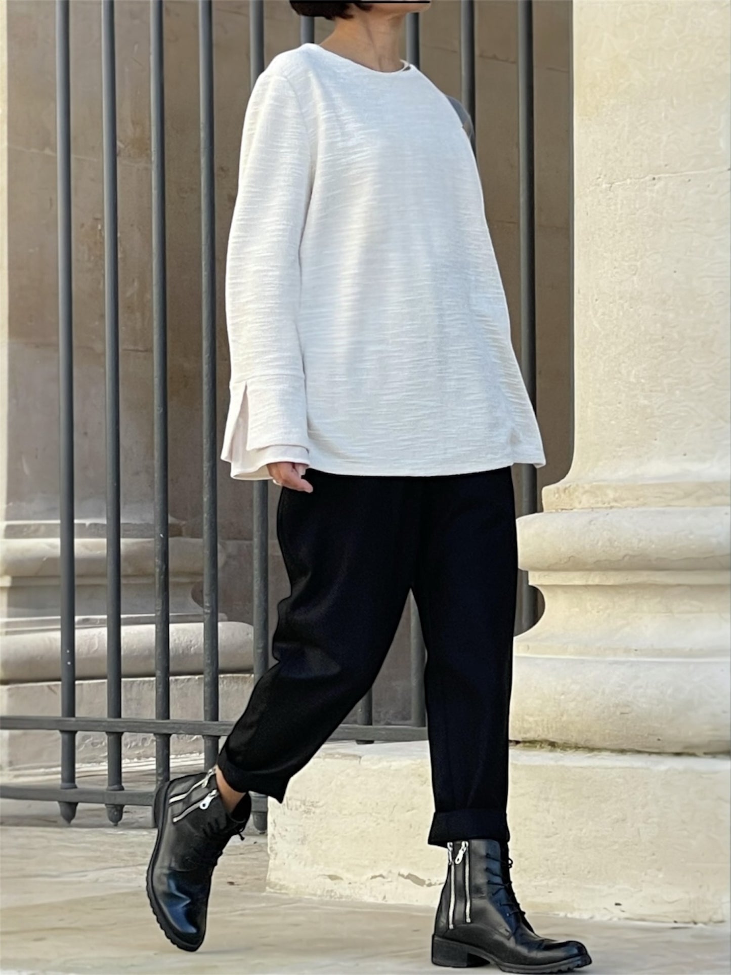 Blouse à fentes aux manches, décorée de velours