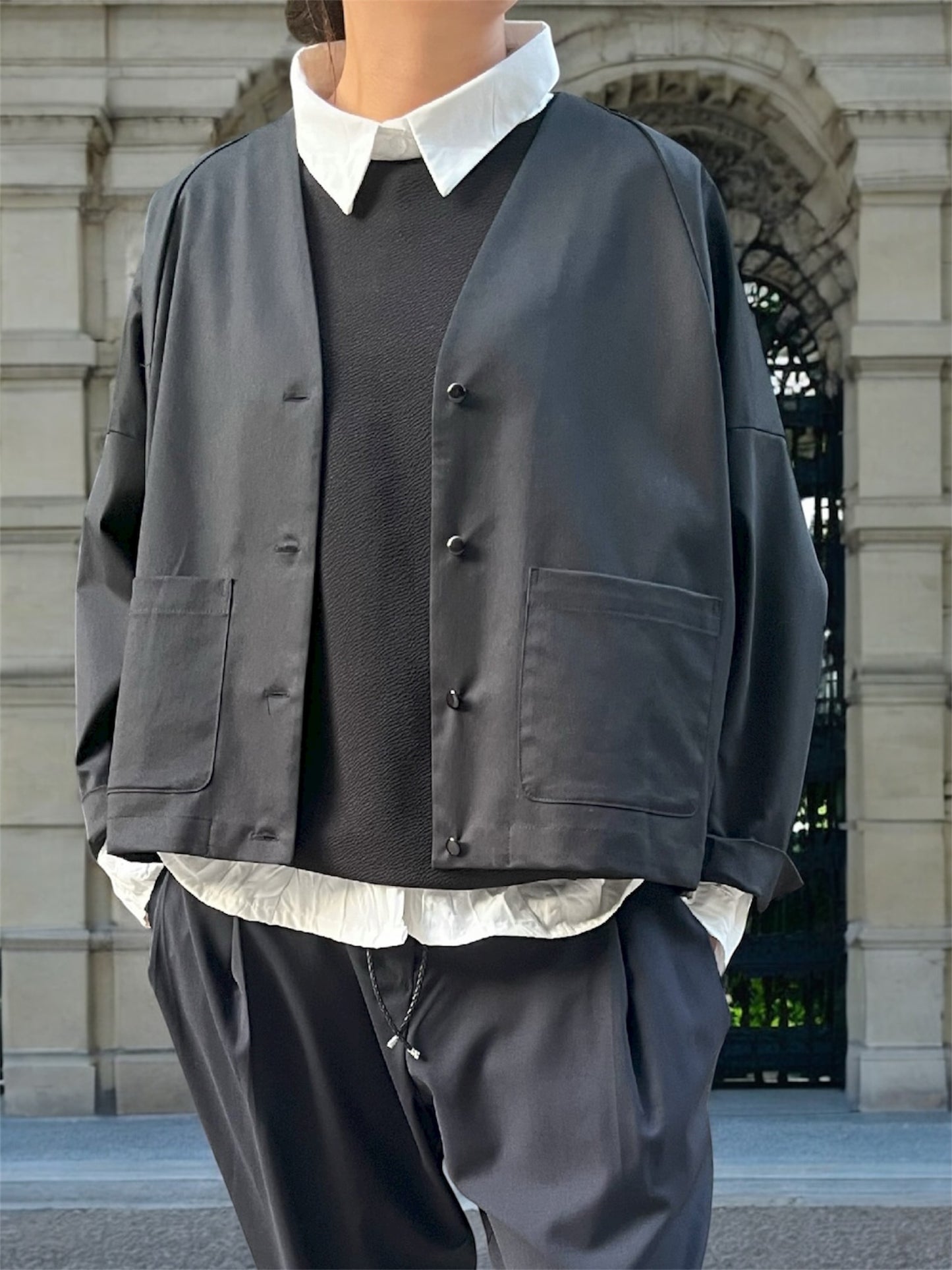 Veste épurée en coton noir à poches plaquées.