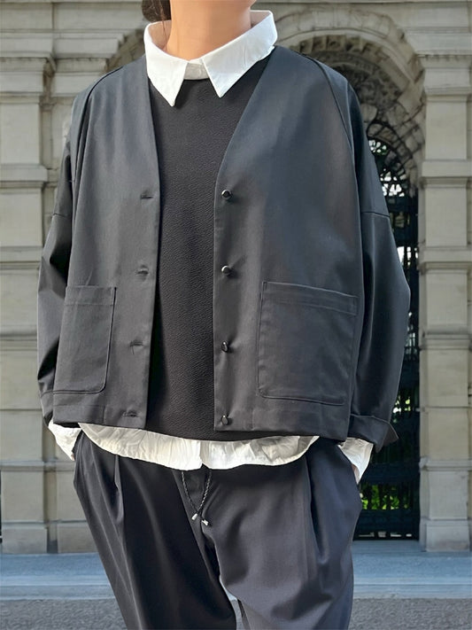 Veste épurée en coton noir à poches plaquées.