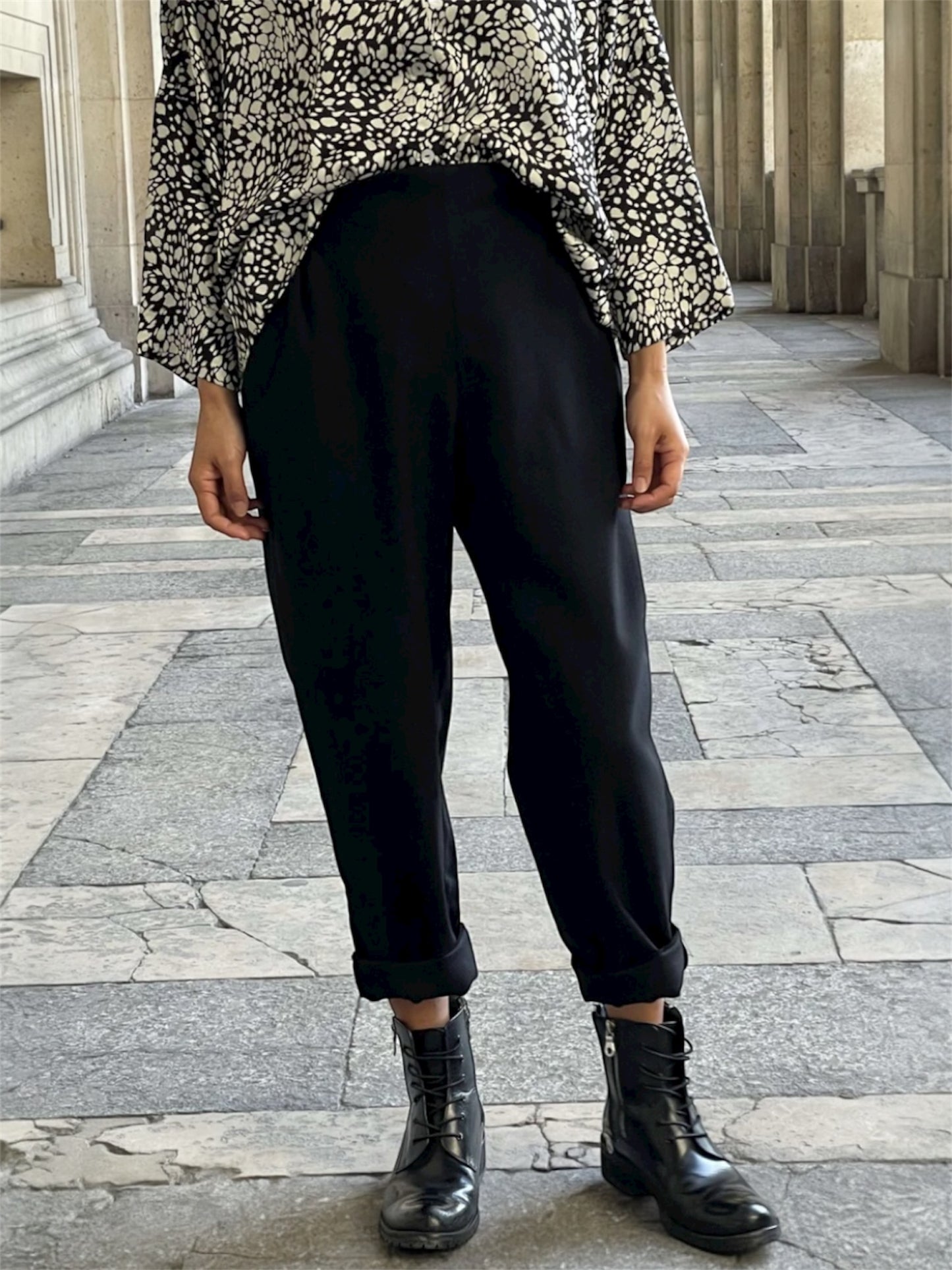 Pantalon en laine à taille élastiquée au dos