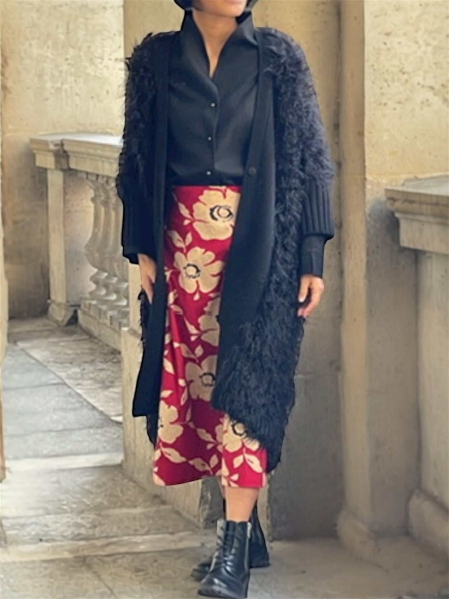 Jupe à grands motifs floraux taille dos élastiqué.