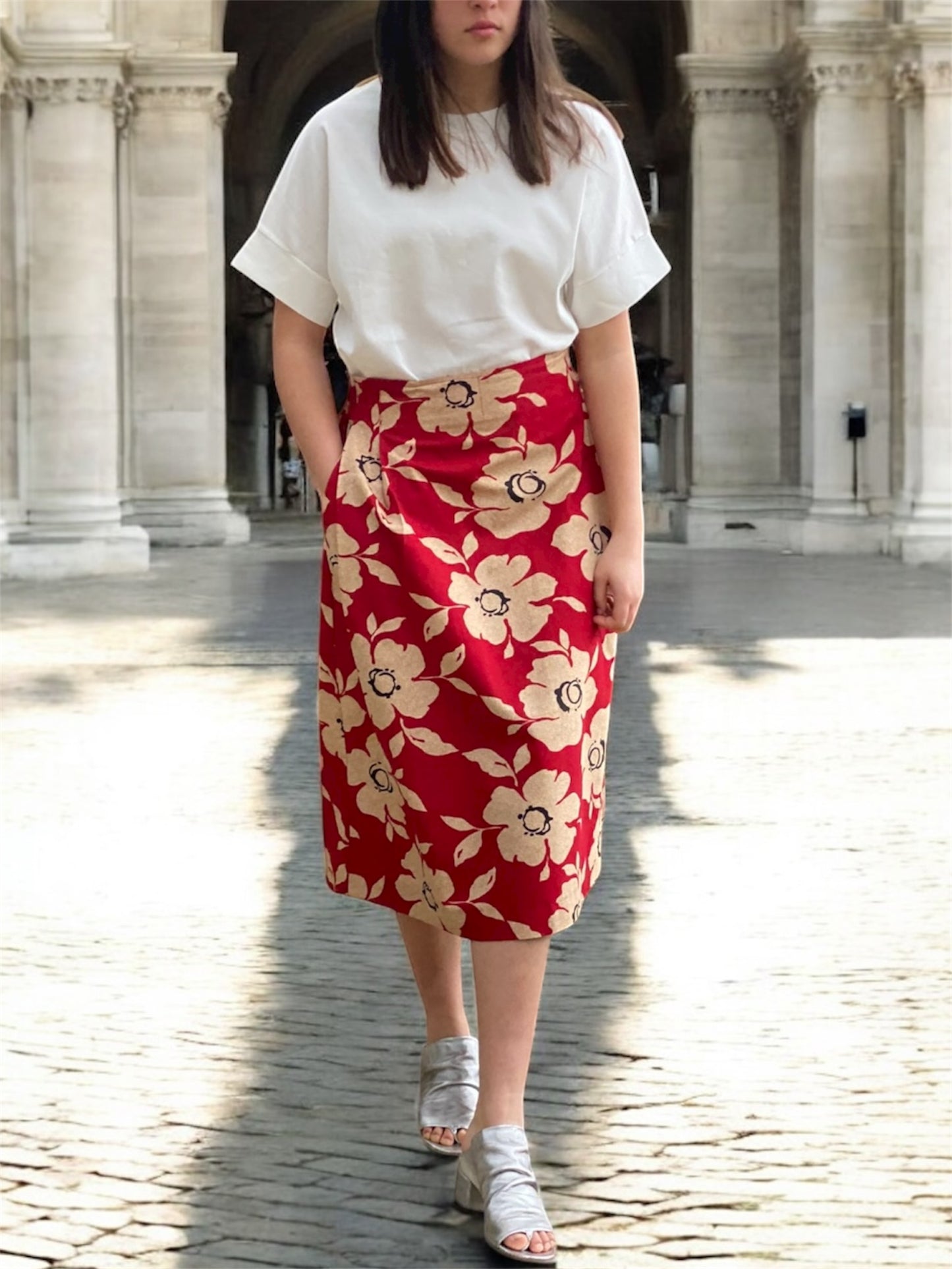 Jupe à grands motifs floraux taille dos élastiqué.