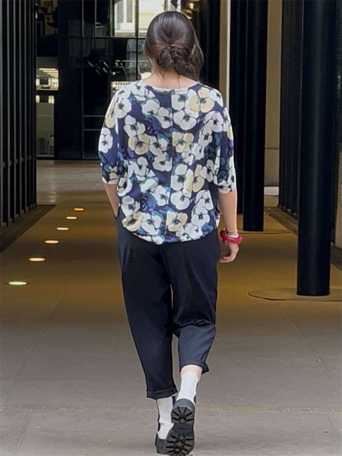 Haut en soie à fleurs effets violets