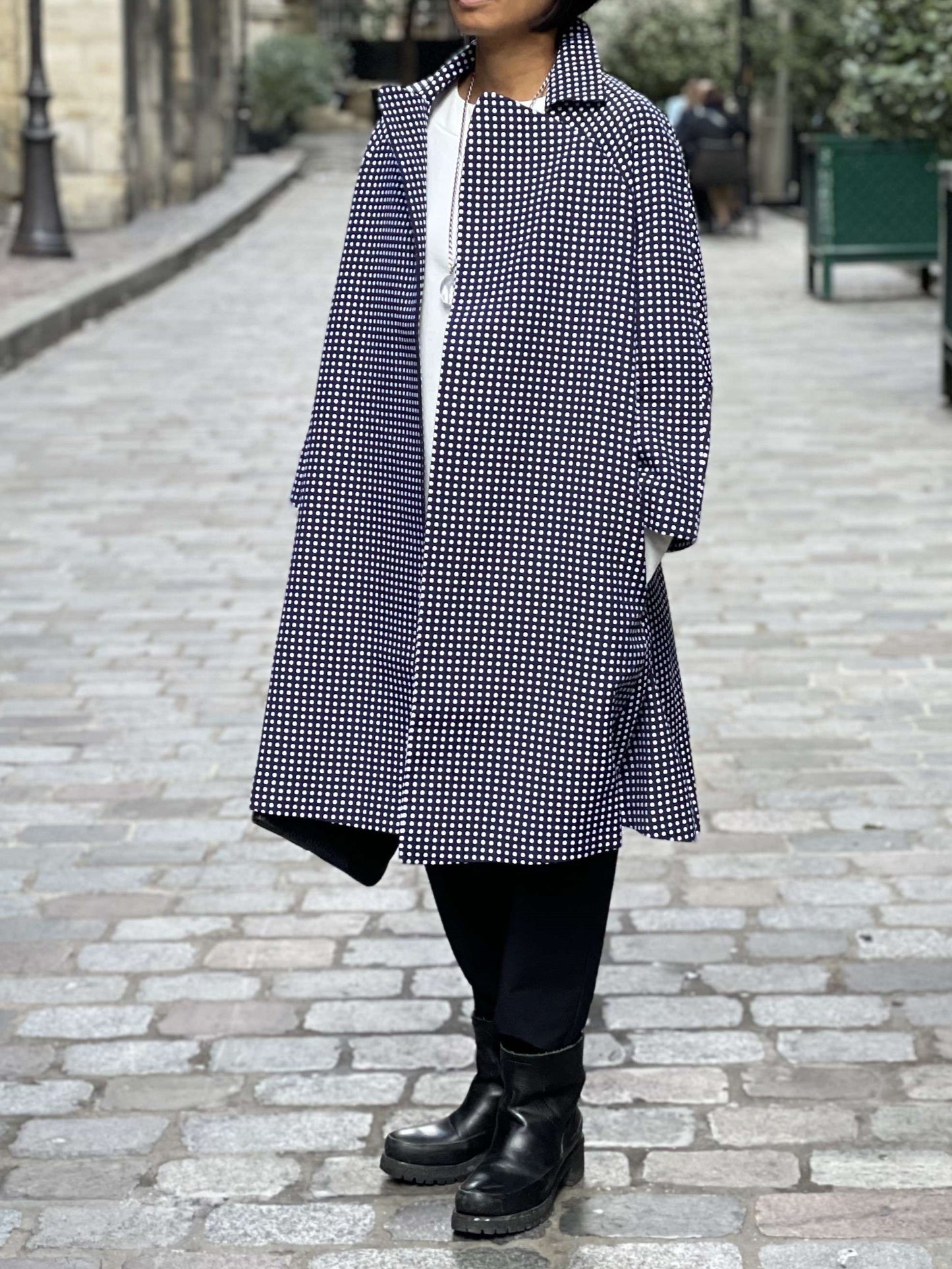 Manteau bleu points blancs
